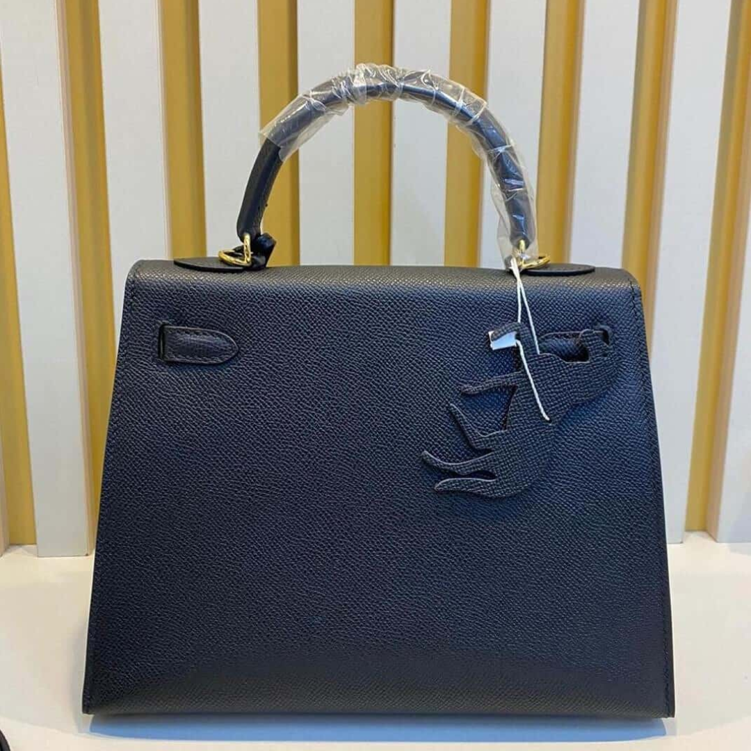 HERMÈS KELLY 28 BAG WITH GOLD HARDWARE IN BLACK