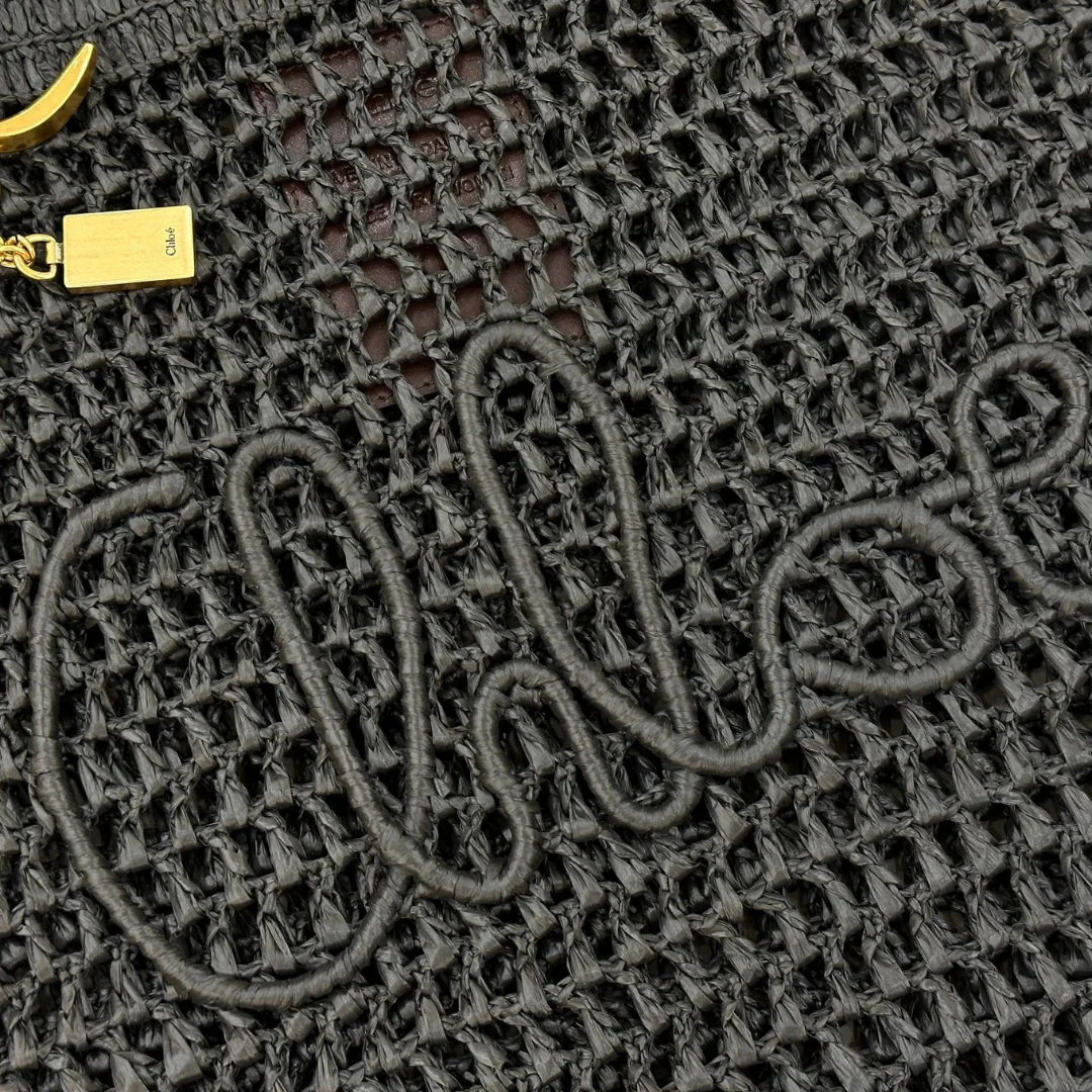 CHLOÉ SUMMER BANANA BAG IN RAFFIA