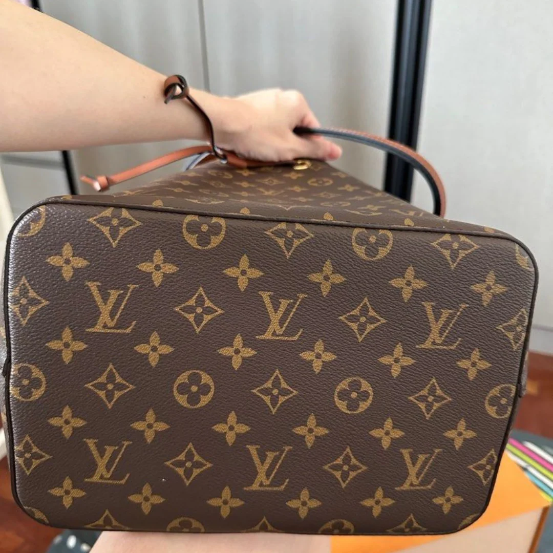 NÉONOÉ MM BAG BY LOUIS VUITTON