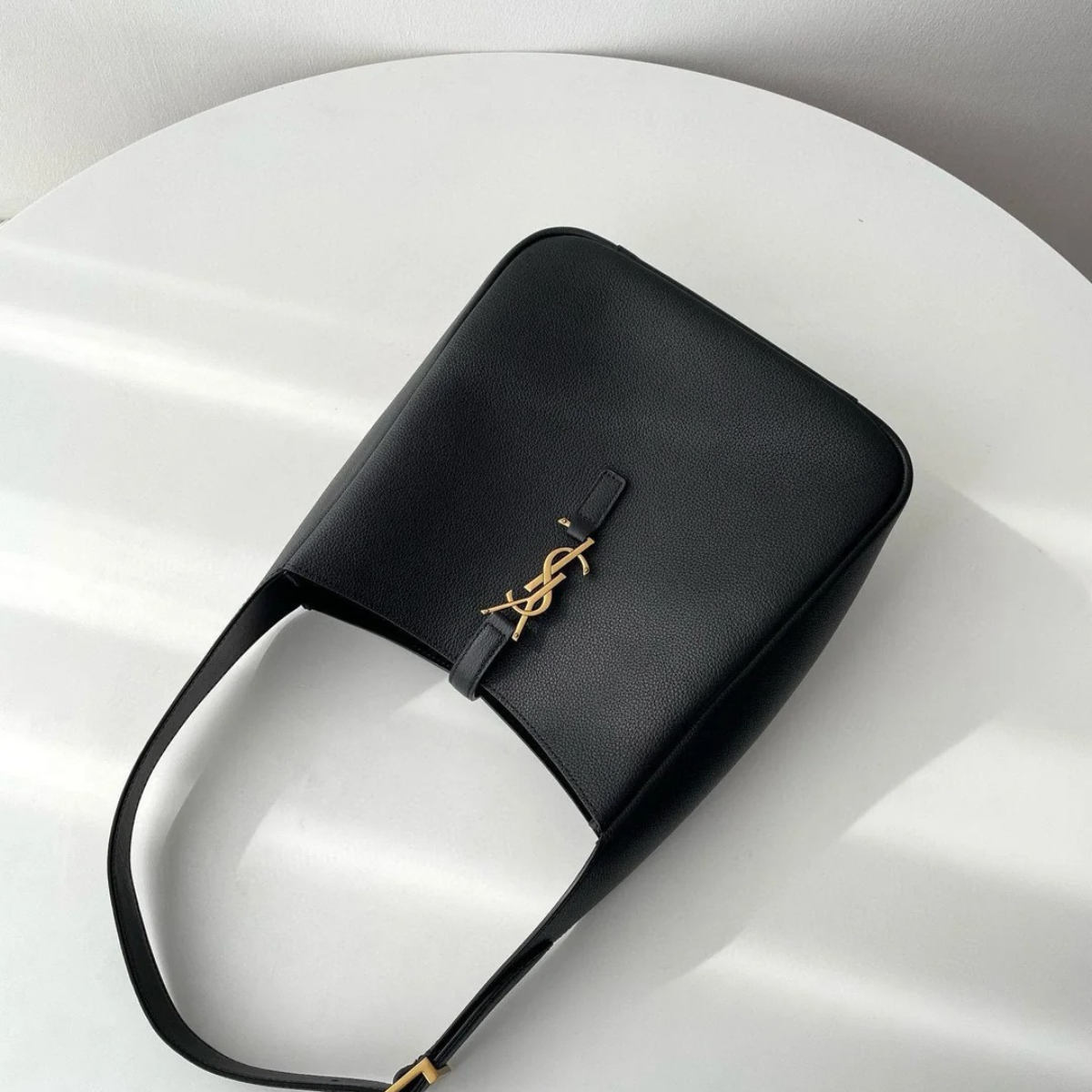 YVES SAINT LAURENT LE 5 À 7 BEA – BAG IN FINEST GRAINED LEATHER