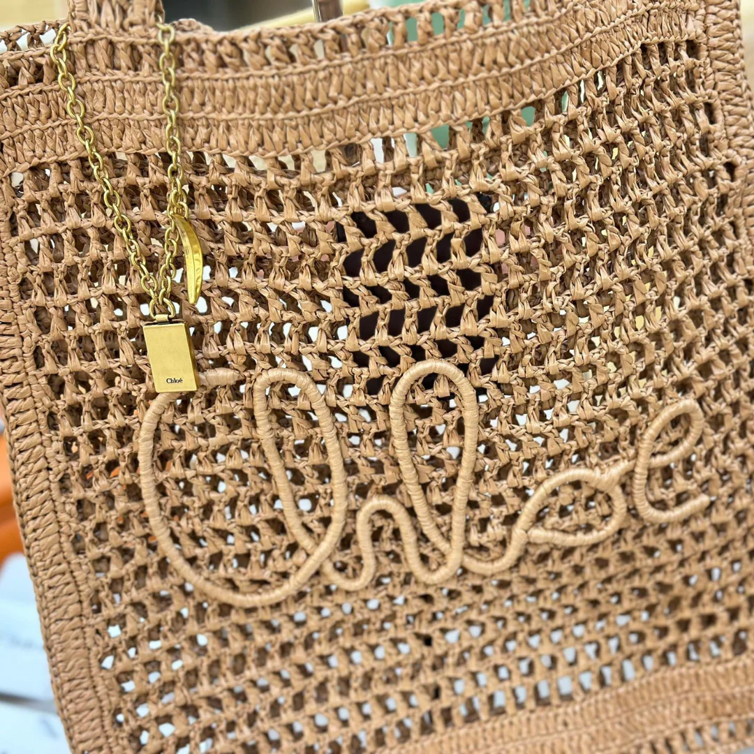 CHLOÉ SUMMER BANANA BAG IN RAFFIA